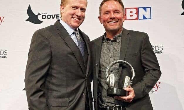 GRAMMY® Award-Winning Contemporary Christian Artist Chris Tomlin Receives SoundExchange Digital Radio Award at the 47th Annual GMA Dove Awards